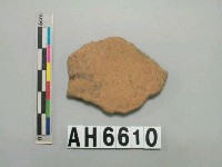 藏品(淺褐色夾砂陶片)的圖片